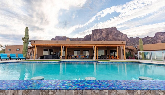 Beautiful oasis with 40' negative edge pool, swim up bar, hiking in Super. Mtns. in Apache Junction