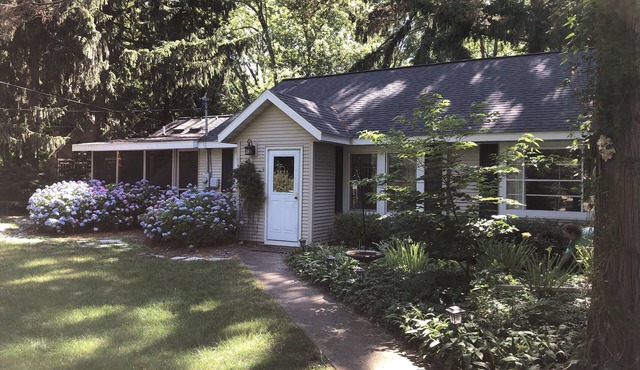 Beautiful Private Harbert Beach cottage well appointed on a quiet private lane in Harbert
