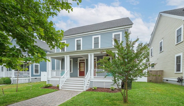 Beautiful & Spacious Beachside Escape - Sleeps 10! in Hampton