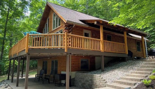 Beautiful up north cabin. Hot tub, close to skiing, lakes, and golf courses. in Bellaire