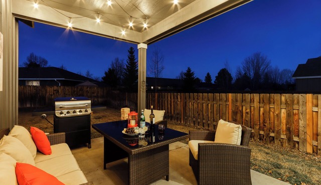 Bend’s Artful Adventure – Picturesque 4 BDR Minutes to Downtown, Skiing in Bend