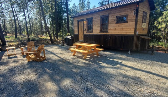 Bigfoot Bungalow tiny home, secluded w/WiFi in Cheney