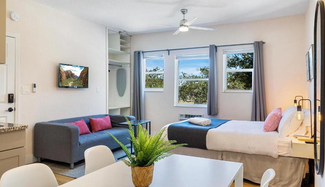 Bloom Hideaway - Mins to Las Olas & Beach in Fort Lauderdale