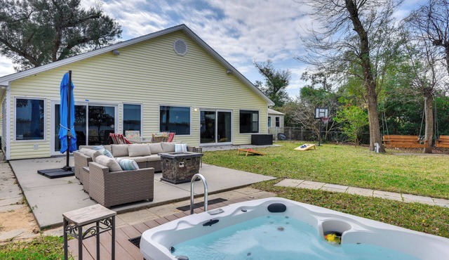 Boat Dock & Game Room: Waterfront Panama City Gem in Panama City