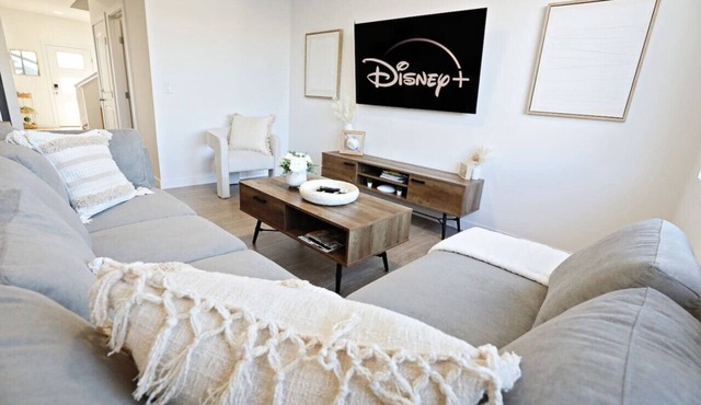 BoHo Retreat with King Beds|A/C|Disney+|Near WEM in Edmonton
