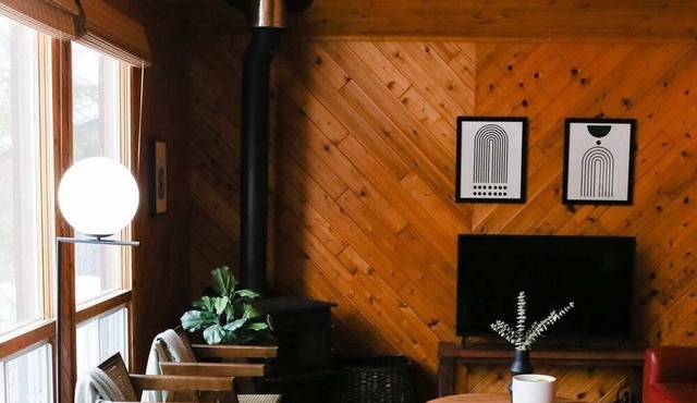Bowerbird Stays Cool & Cozy Cabin in Riverton