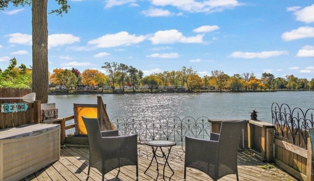 Breathtaking Lakefront Retreat- Manteno Lake House in Manteno