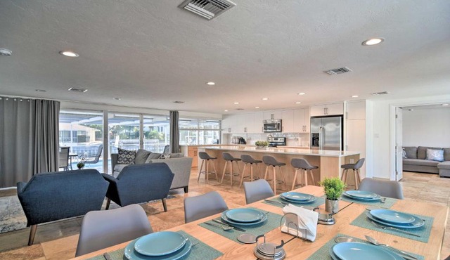 Bright Canalfront House with Pool in San Remo Shores in Bradenton