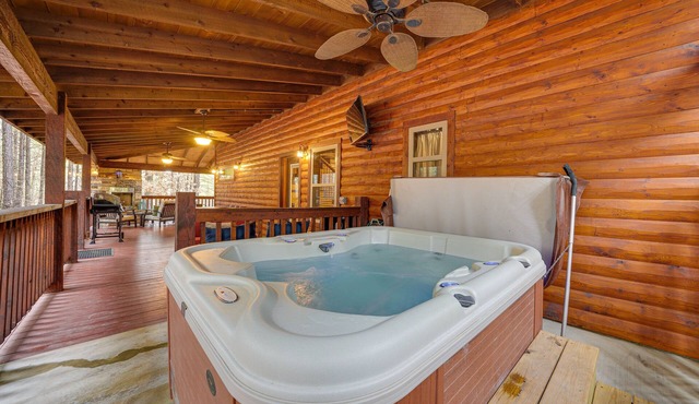 Broken Bow Cabin on 1 Acre w/Hot Tub & Fire Pit! in Broken Bow