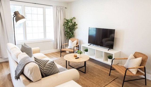 Broken Oak A · Designer Luxe Home - 3 bed/1 bath + Parking & Wifi in Kitchener