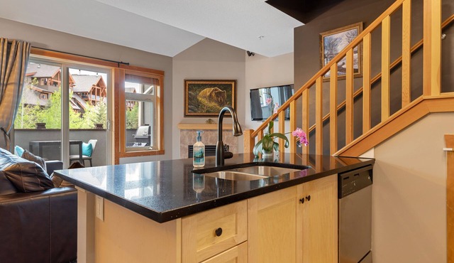 Canmore Penthouse Loft/Round Heated Outdoor Pool in Canmore