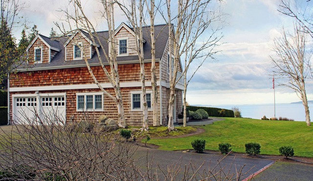 Cape Cod Style Beach House, Waterfront, Beautiful in Hansville
