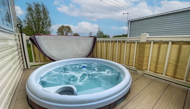 CaravanSleeps8-HotTub-FirePlace-Garden-Patio in Lincoln