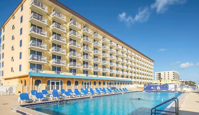 Casa Del Mar Beach Resort- studio streetside in Ormond Beach