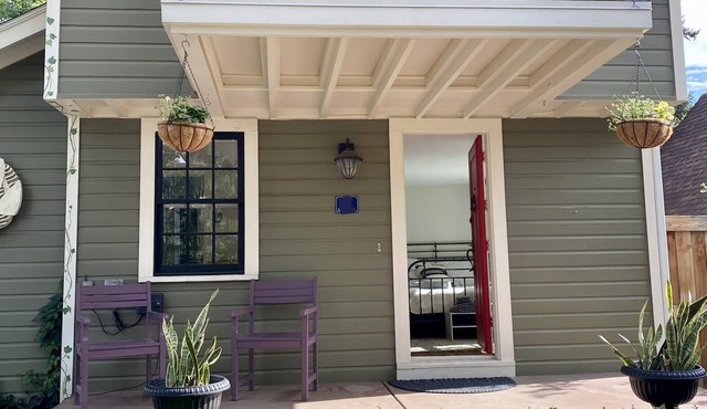 Casa Verde, 1bed & 1bath, with private entrance and hot tub in Colorado Springs