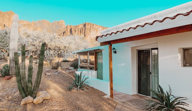 Casita at base of the Superstition Mountains. Unbelievable hiking and views. in Apache Junction