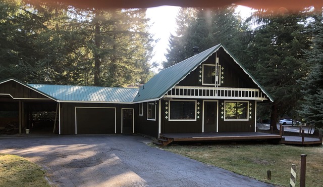 Chalet Crystal: Greenwater, WA 15-20 min to Crystal Mountain Ski area. in Enumclaw