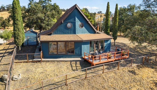 Charming 2-bedroom cabin with AC and WiFi with Incredible Views in Tehachapi