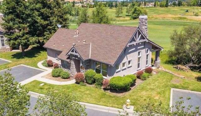 Charming 2BR/2BA Golf Bungalow with AC, WiFi, Restaurant, Community Pool/Gym in Copperopolis