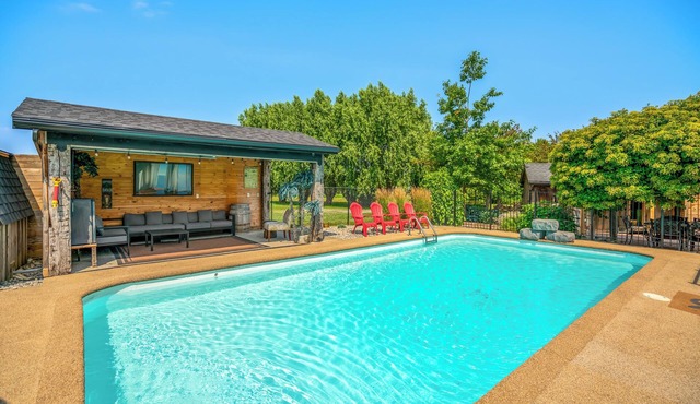 Charming 3-Bedroom Orchard Retreat with Private Pool & Sauna | Sleeps 7 in St. Catharines