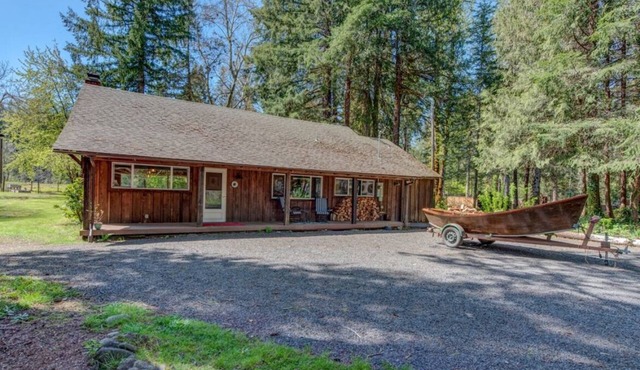 Charming 3-bedroom cabin on Dearborn Island with WiFi, AC, Hot Tub in Blue River