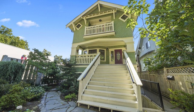 Charming 3-bedroom home with WiFi + AC in Vancouver’s Kitsilano; Sleeps up to 8 in Vancouver