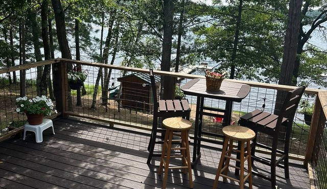 Charming 3-bedroom cabin with WiFi, AC in lovely Eagle River sleeps 8 people. in Eagle River