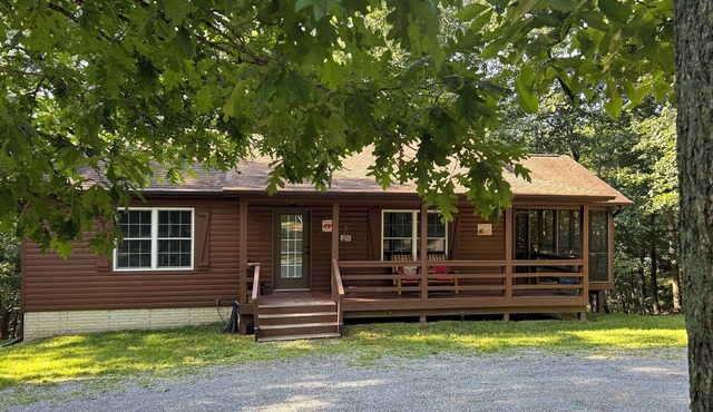 Charming 4 bedroom 2 bath cabin Wifi , AC in tranquil Berkeley Springs in Berkeley Springs