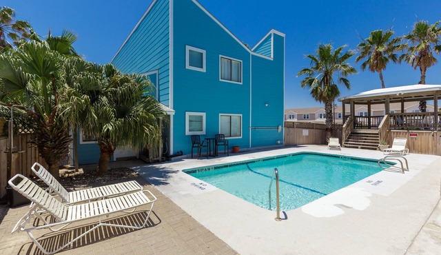 Charming condo. Sleeps 4-Pool. Walk to beach! 2nd Floor. in Corpus Christi