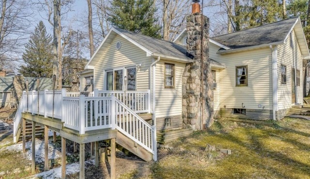 Charming Lakefront Cottage in Vandalia