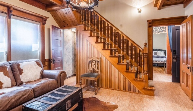 Charming Luxurious Downtown Victorian Home 2 bedrooms Living areas 2500 sq ft. in Bishop