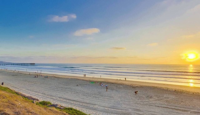 Charming Oceanfront view condo, pool, and parking in San Diego