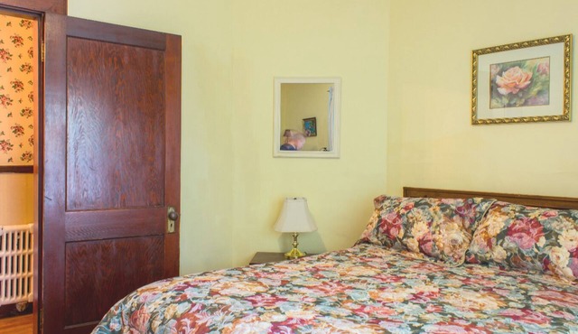 Charming Unit in Downtown Dartmouth Near Everything in Dartmouth