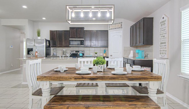 Cheerful 4 bedroom close to Lackland , Sea world in San Antonio