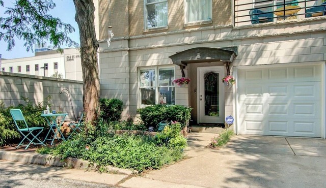 Chic 2-Bedroom Townhouse with Rooftop, Free Parking, in Downtown Chicago! in Chicago