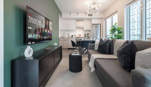 Chic Downtown 3BR Retreat Private Patio in Toronto