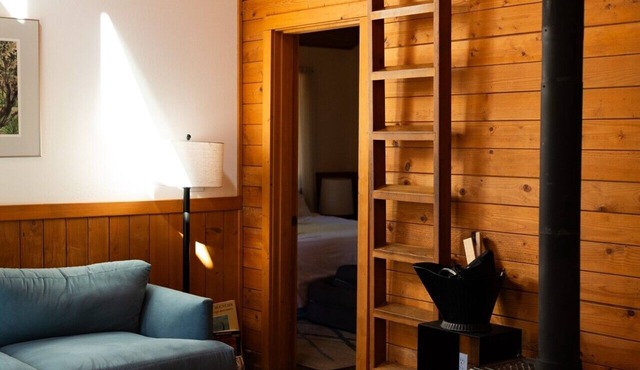Chinquapin Mountain Cabin w/Jacuzzi and Wood Stove at Green Springs Inn in Ashland