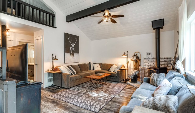 Cold Springs Escape: A/C, Hot Tub, Generator, WiFi in Cold Springs