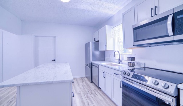 Come visit The Sunflower House! 4 bedrooms 2 baths in Ashtabula Harbor with WIFI in Ashtabula