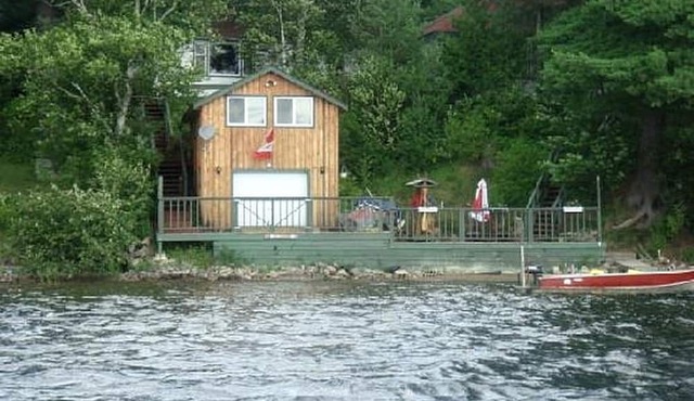 Comfortable Cabin Getaway near Algonquin Provincial Park in Ontario, Canada in Algonquin Highlands