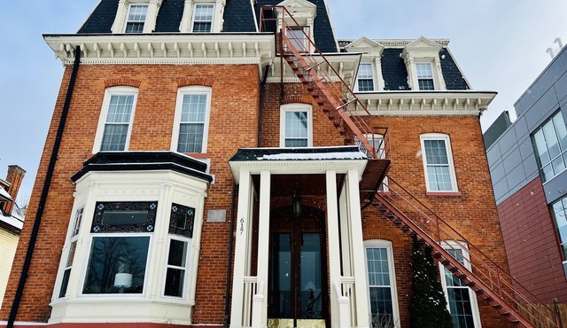 Compact 3rd Floor Apt w/Lake Views in Buffalo