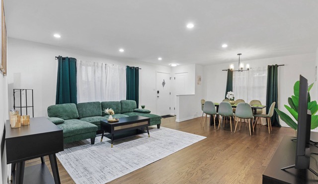 Compatible: 3BR-2BT Ranch with Finished Basement! in La Grange Park