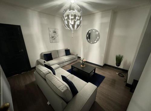 Contractors, Groups 4xBedRooms 5xDouble Beds, Close to City free parking sleeps x 10 WiFi ,Netflix,LGI Check Reviwz in Leeds