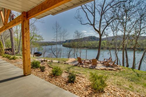 'CopperTop Cabin' Waterfront White River Retreat in Norfork