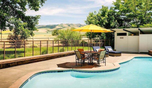 Cottonwood Canyon Farm Sleeps 16 guests 8 bedrooms in Walla Walla