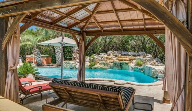 Couples Retreat with hot tub and steam room in Helotes