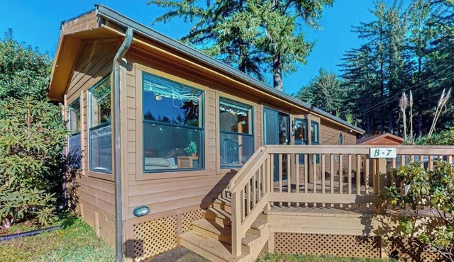 Cozy abode steps from the beach with a private hot tub and nautical theme in Brookings
