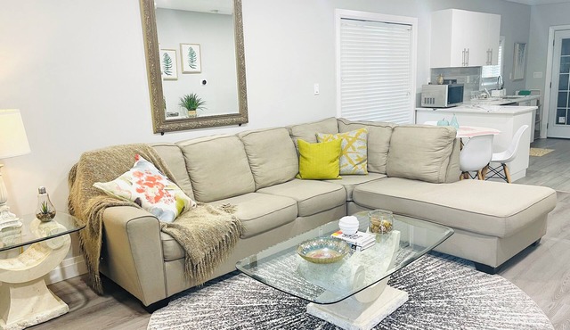 Cozy & bright upper unit; 3BD with workspace; free parking; private laundry in Windsor