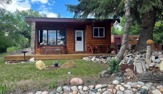 Cozy Cabin at Kannata Valley Sleeps 4 Overlooking Last Mountain Lake Pets Okay in Kannata Valley