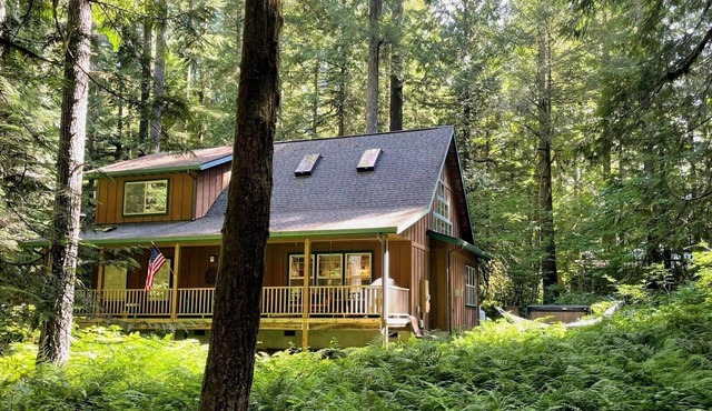 Cozy Cascade Cabin. Relaxing Hot Tub, Secluded, Spacious and Creek Nearby in Rhododendron